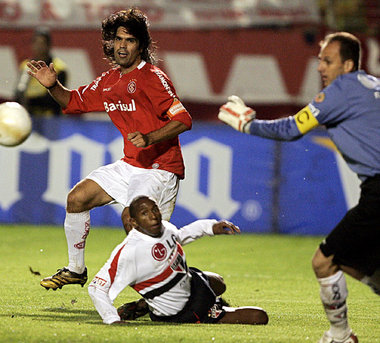 Freistoßspezialist Fliegenfänger: Rogério Cení (r.) im »Beira Ri...