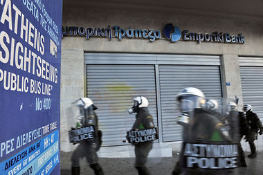 Auf jeden Fall die Banken schützen – Polizei vor einem Geldinsti...