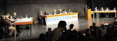 Prominent besetztes Podium: In der Berliner Volksbühne wurde am ...