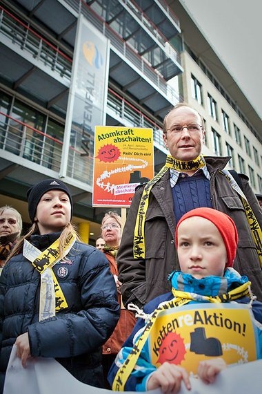 BU: Allein in Berlin demonstrierten 2 000 Menschen gegen die Ato...