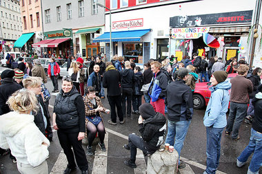 Gute Stimmung am Samstag vor dem besetzten Cafe Diesseits am Ber...