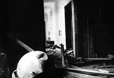 Die in Hitlers Arbeitszimmer (Foto) herbeigeredete Eroberung
der...