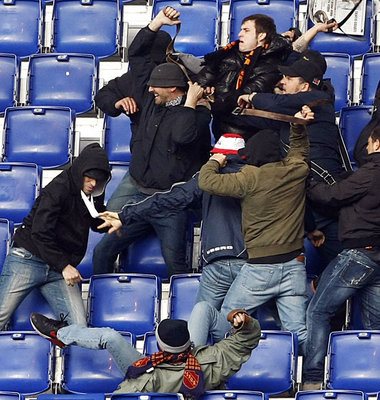 Etliche Hooligans wurden mit Stichwunden...