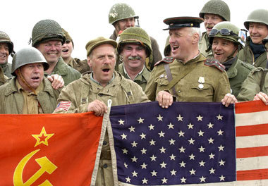 Laienschauspieler stellen das erste Treffen von Sowjet- und
US-S...