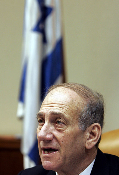 Ministerpräsident Olmert am Sonntag bei der Kabinettssitzung in ...