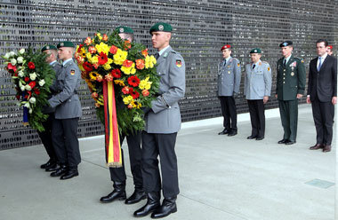 Führungsverantwortung wahrgenommen. McChrystal (2. v. r.) und Gu... Führungsverantwortung wahrgenommen. McChrystal (2. v. r.) und Gu...