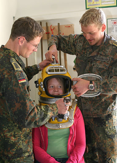 Helm auf – Merle bei der Marine, »Girls’ Day« 2008 in Kiel Helm auf – Merle bei der Marine, »Girls’ Day« 2008 in Kiel