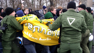 Im Dezember 2005 marschierten Neofaschisten »für ein nationales ...