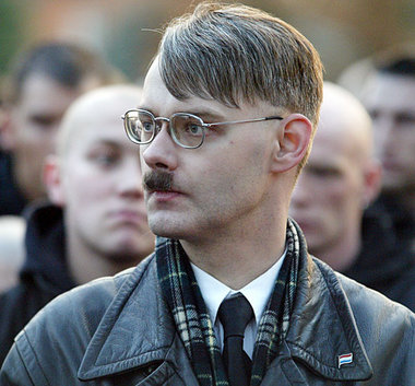 Der Spuk ist noch nicht vorbei: Hitler-Imitat der
neofaschistisc... Der Spuk ist noch nicht vorbei: Hitler-Imitat der
neofaschistisc...