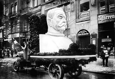 Propaganda zur Reichspräsidentenwahl 1925: Hindenburgkopf
a... Propaganda zur Reichspräsidentenwahl 1925: Hindenburgkopf
a...