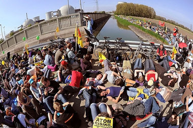 »Die in« vorm AKW: In Biblis legten sich am
Sonnaben... »Die in« vorm AKW: In Biblis legten sich am
Sonnaben...