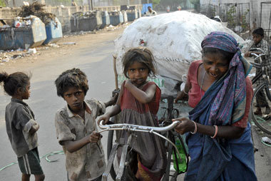 Kampf ums Überleben in einer Armiensiedlung in Hyderabad, Indien