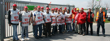 Ausgesperrt: Streikende aus Herford sind im Werk in Beeskow
nich...
