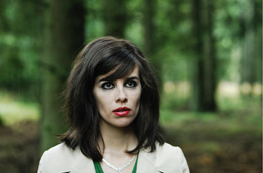 Und diese Fremde ist sie mehr als Statistin im eigenen Leben,
di...