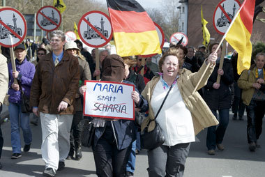 &raquo;Pro NRW&laquo;-Demo gegen eine Moschee am 28. M&auml;rz
i...