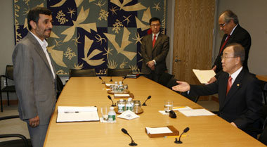 Irans Pr&auml;sident Mahmud Ahmadinedschad (l.) wirft
UN-General...