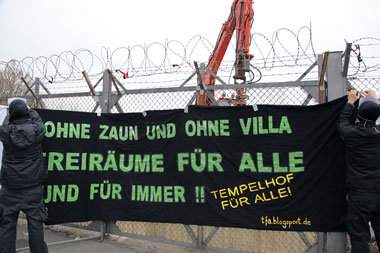 Stacheldraht um Tempelhof: Linke Aktivisten wollen das nicht
hin... Stacheldraht um Tempelhof: Linke Aktivisten wollen das nicht
hin...