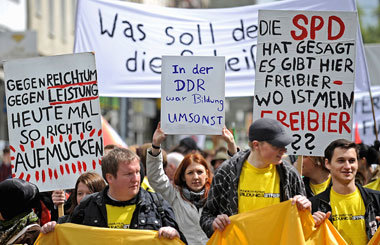 Schüler und Studenten forderten am Mittwoch in
Düsseld... Schüler und Studenten forderten am Mittwoch in
Düsseld...