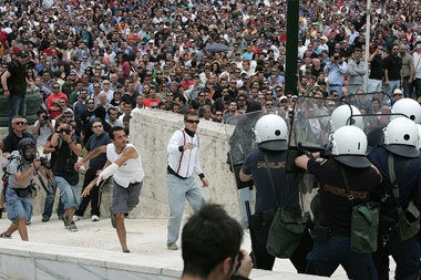 Am Mittwoch vor dem griechischen Parlament: Polizei
schützt... Am Mittwoch vor dem griechischen Parlament: Polizei
schützt...