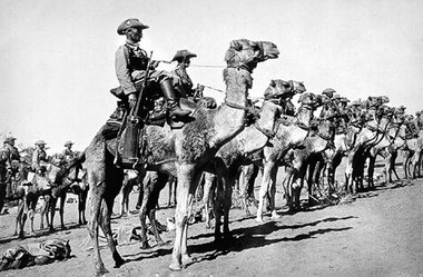Schutztruppe auf Kamelen in Deutsch-Südwest-Afrika. Datierung: u...