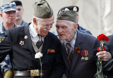 Russische Veteranen der Roten Armee bei einer Gedenkzeremonie
f&...