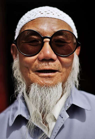 Auch das gibt es in China: der Muslim Issa Shaban auf dem Weg
zu...