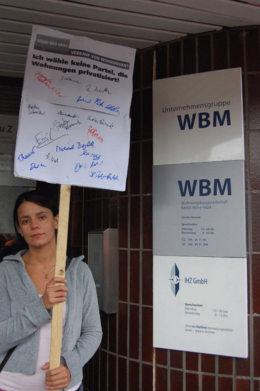 Protest der Berliner Wahlalternative gegen Verkauf öffentlichen ...
