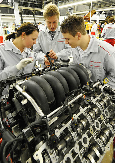 Ein Ausbildungsplatz bei Porsche in Leipzig ist fast wie ein
Lot... Ein Ausbildungsplatz bei Porsche in Leipzig ist fast wie ein
Lot...