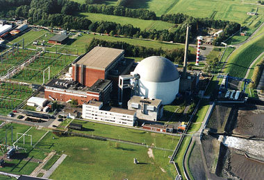 Das Atomkraftwerk Stade im Herbst 1999. Es wurde 2003
stillgeleg... Das Atomkraftwerk Stade im Herbst 1999. Es wurde 2003
stillgeleg...