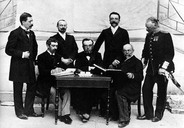 Dr. Willibald Gebhardt (links) neben Baron Pierre de Coubertin
(...