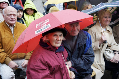 Schutzschirme für Menschen statt für Banken: Die
Linke... Schutzschirme für Menschen statt für Banken: Die
Linke...