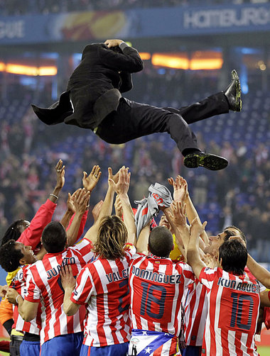 »Atletico beerdigt mehr als zehn Jahre
Pessimismus«,... »Atletico beerdigt mehr als zehn Jahre
Pessimismus«,...