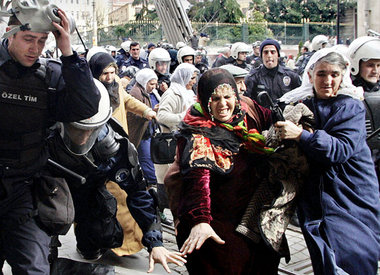 Istanbul, 15. Februar 2005: Tränengas gegen protestierende Kurdi...