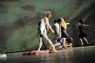 Als ob sie lästige Insekten abstreifen wollten