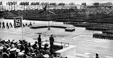 Auf Massenbasis gestützt: Ansprache Hitlers vor Kolonnen
de... Auf Massenbasis gestützt: Ansprache Hitlers vor Kolonnen
de...