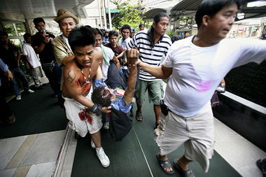 Demonstranten versuchen am Samstag in Bangkok, einen am Kopf
ver... Demonstranten versuchen am Samstag in Bangkok, einen am Kopf
ver...