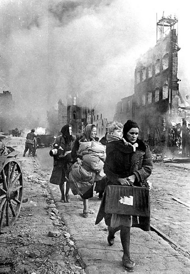 Deutsche Frauen und Kinder auf der Flucht vor Bombenangriffen An... Deutsche Frauen und Kinder auf der Flucht vor Bombenangriffen An...