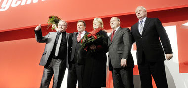 Stabwechsel: Die alte und die neue Parteiführung der
Linken... Stabwechsel: Die alte und die neue Parteiführung der
Linken...
