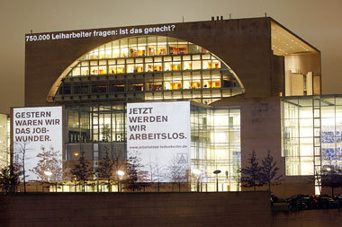 Die im Dunkeln sieht man nicht: Lichtprojektion der IG Metall
am...