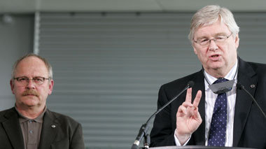 Opel-Chef Nick Reilly (r.) und Gesamtbetriebsratsvorsitzender
Kl...