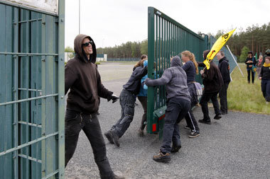 Aktivisten erst&uuml;rmen am Montag das Gel&auml;nde des
Atomm&u...