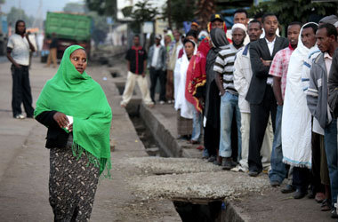 Anstehen vor einem Abstimmungslokal: Dukem, 40 Kilometer
s&uuml;...