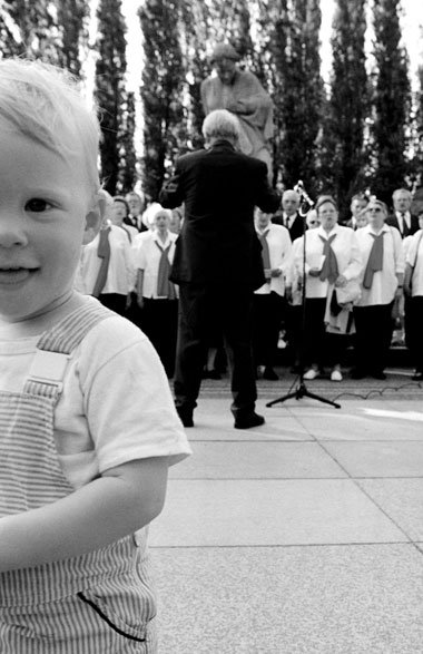 Der Ernst-Busch-Chor singt am sowjetischen Ehrenmal in
Berlin-Tr...