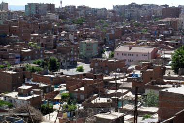 Aus den Dörfern in die Elendsviertel von Diyarbakir
vertrie... Aus den Dörfern in die Elendsviertel von Diyarbakir
vertrie...