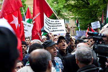 Weltweit kam es nach dem Massaker zu spontanen Protesten, hier
a... Weltweit kam es nach dem Massaker zu spontanen Protesten, hier
a...