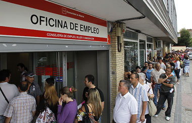 Arbeitsamt in Madrid: Die Arbeitslosigkeit in Spanien ist mit
&u...