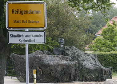 Kein Tempoblitzer: Unterm Tarnnetz steckt ein Sp&auml;hpanzer
de...
