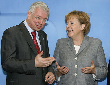 Im November 2008 demonstrierten Roland Koch und Angela Merkel
no...