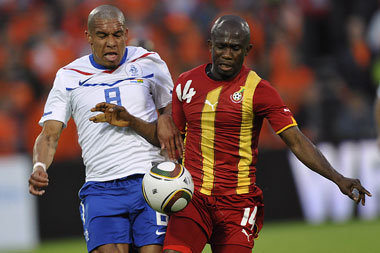 Nigel de Jong (Holland) und Matthew Amoa (Ghana) am
Dienstag