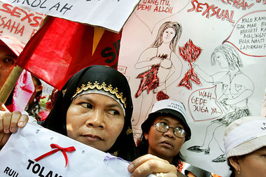 Protest in Jakarta gegen ein
»Anti-Pornographie-Gesetz&laq... Protest in Jakarta gegen ein
»Anti-Pornographie-Gesetz&laq...